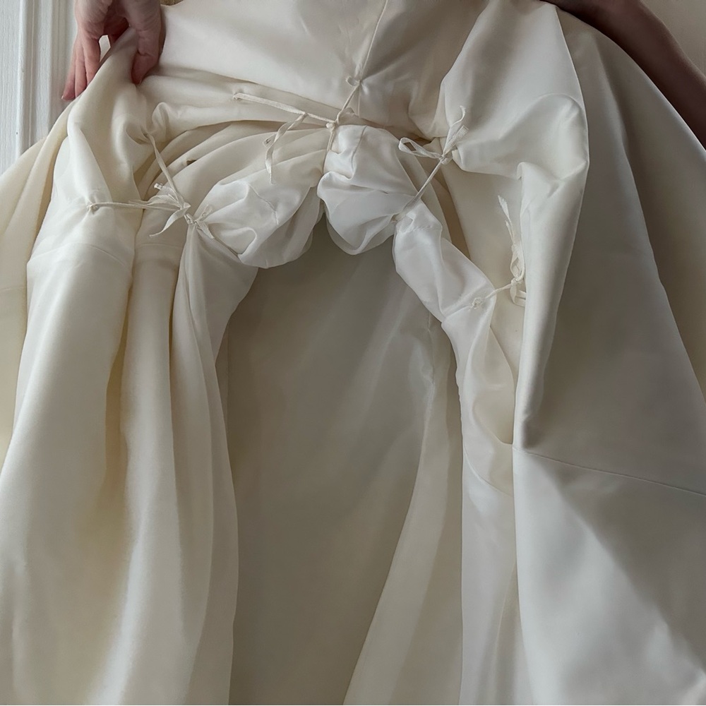 Elegant beaded ivory Wedding Dress with train - Picture 7 of 16